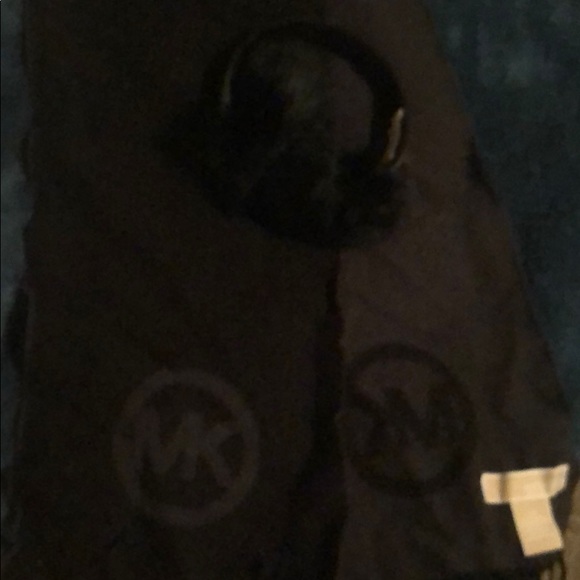 Michael Kors Ear Muffs & Scarf - Picture 4 of 4